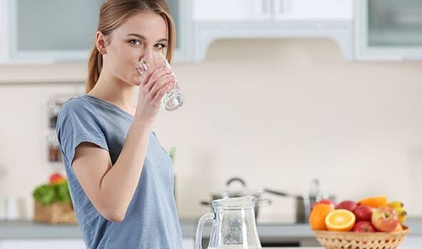 Девојка сака да изгуби тежина со следење на диета со вода