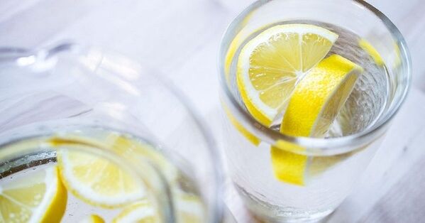 Додавањето сок од лимон во водата ќе го олесни придржувањето кон диетата со вода. 
