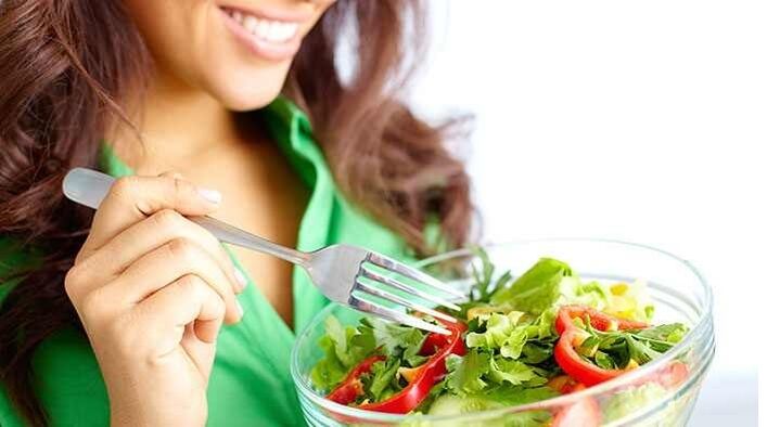 девојка јаде салата од зеленчук на протеинска диета