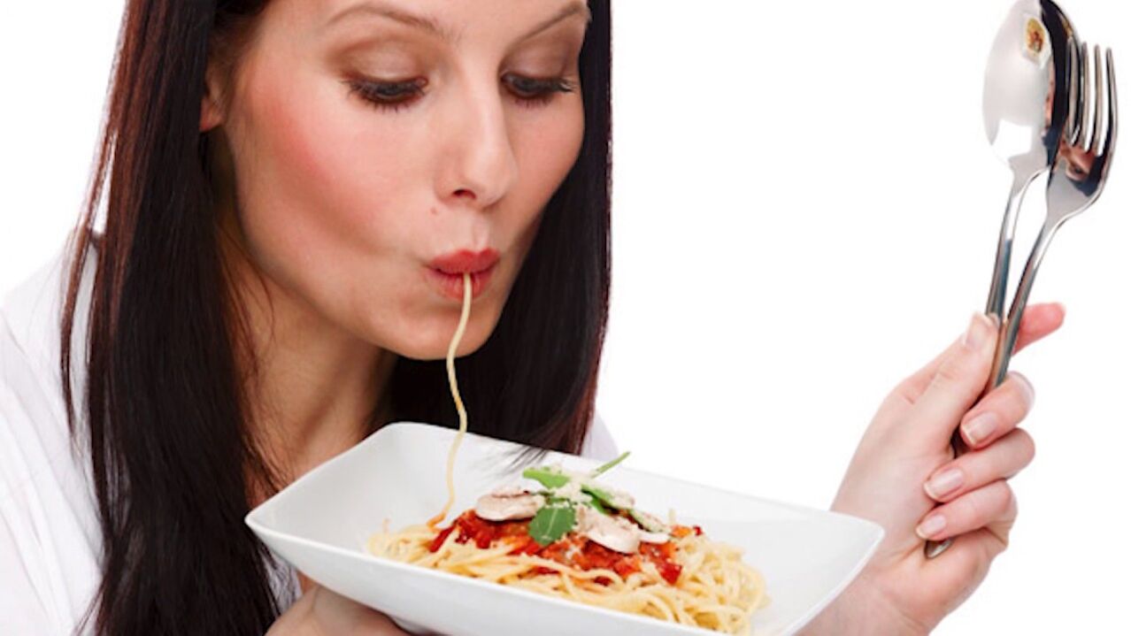 жена јаде шпагети за слабеење на стомакот